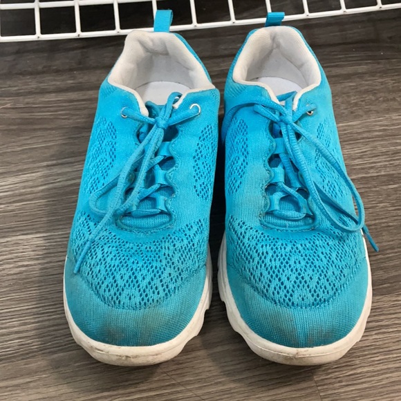 Blue athletic shoes - Picture 2 of 3